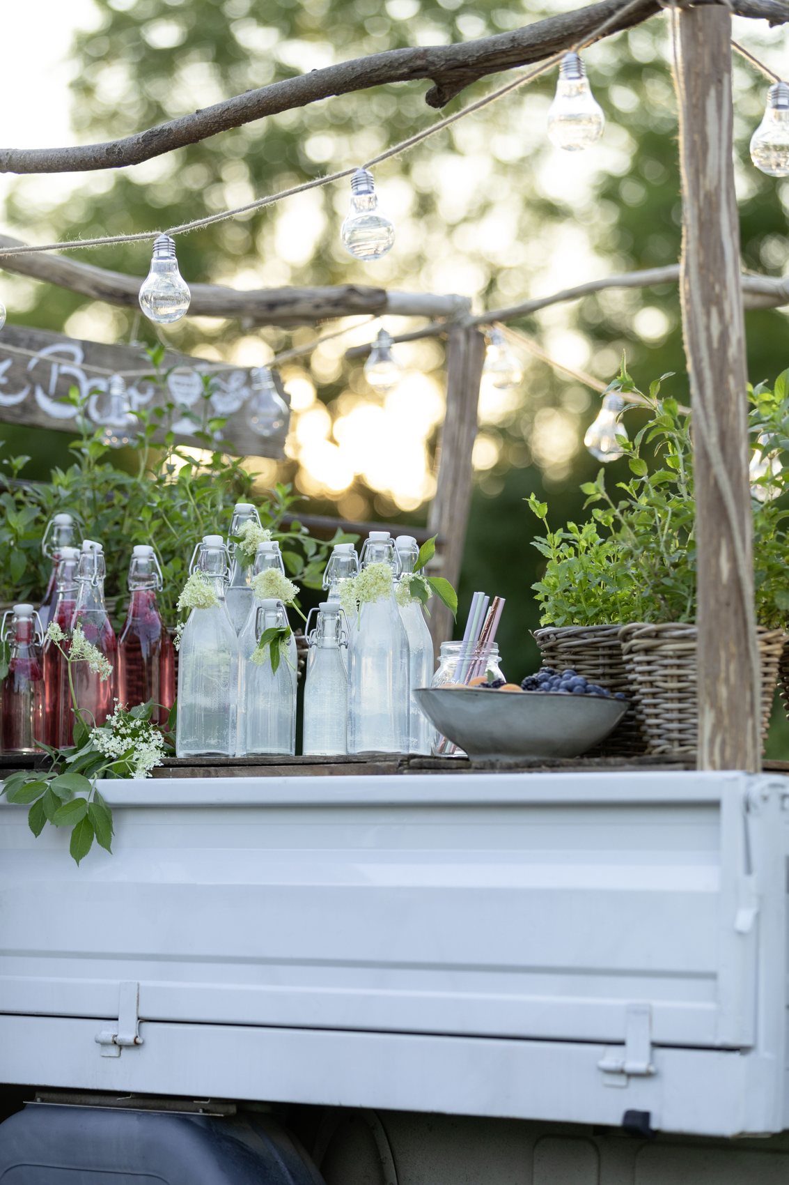 Limonadenflaschen auf der Gartenparty